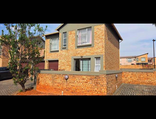 3 BEDROOM TOWNHOUSE FOR SALE IN WILGEHEUWEL